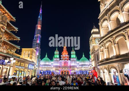 Dubaï, Émirats arabes Unis - 29 novembre 2019 : village mondial bondé à Dubaï la nuit. Attraction touristique populaire avec magasins et restaurants de Banque D'Images