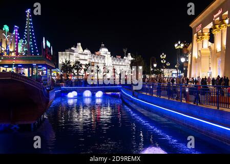 Dubaï, Émirats arabes Unis - 29 novembre 2019 : village mondial bondé à Dubaï la nuit. Attraction touristique populaire avec magasins et restaurants de Banque D'Images