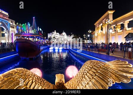 Dubaï, Émirats arabes Unis - 29 novembre 2019 : village mondial bondé à Dubaï la nuit. Attraction touristique populaire avec magasins et restaurants de Banque D'Images