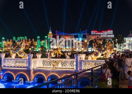 Dubaï, Émirats arabes Unis - 29 novembre 2019 : village mondial bondé et brillant à Dubaï la nuit. Attraction touristique populaire avec magasins et restauration Banque D'Images