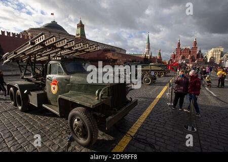 Moscou, Russie. 7 novembre 2020. Les véhicules militaires de la Seconde Guerre mondiale sont exposés au musée des installations en plein air sur la place Rouge à Moscou, en Russie, le 7 novembre 2020. Le défilé célébrant le 79e anniversaire du défilé militaire en 1941 a été annulé cette année en raison de restrictions visant à arrêter la propagation de la COVID-19. Credit: Alexander Zemlianichenko Jr/Xinhua/Alay Live News Banque D'Images