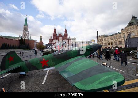 Moscou, Russie. 7 novembre 2020. L'avion et les véhicules militaires sont exposés au musée des installations en plein air sur la place Rouge à Moscou, en Russie, le 7 novembre 2020. Le défilé célébrant le 79e anniversaire du défilé militaire en 1941 a été annulé cette année en raison de restrictions visant à arrêter la propagation de la COVID-19. Credit: Alexander Zemlianichenko Jr/Xinhua/Alay Live News Banque D'Images