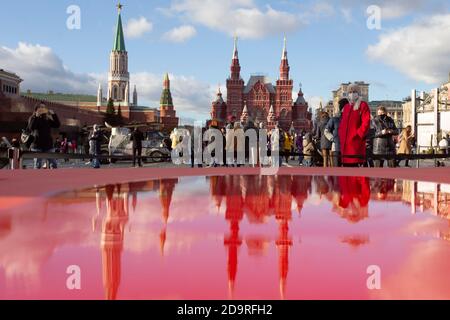 Moscou, Russie. 7 novembre 2020. Les gens visitent le musée des installations en plein air sur la place Rouge à Moscou, en Russie, le 7 novembre 2020. Le défilé célébrant le 79e anniversaire du défilé militaire en 1941 a été annulé cette année en raison de restrictions visant à arrêter la propagation de la COVID-19. Credit: Alexander Zemlianichenko Jr/Xinhua/Alay Live News Banque D'Images