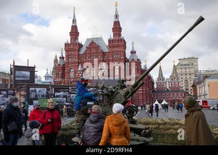 Moscou, Russie. 7 novembre 2020. Les enfants jouent sur les armes de la Seconde Guerre mondiale au musée des installations en plein air sur la place Rouge à Moscou, en Russie, le 7 novembre 2020. Le défilé célébrant le 79e anniversaire du défilé militaire en 1941 a été annulé cette année en raison de restrictions visant à arrêter la propagation de la COVID-19. Credit: Alexander Zemlianichenko Jr/Xinhua/Alay Live News Banque D'Images