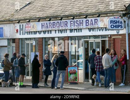 Les gens font la queue devant un magasin de Fish and chips à Folkestone, dans le Kent, le deuxième jour d'un confinement national de quatre semaines pour l'Angleterre pour lutter contre la propagation de Covid-19. Banque D'Images