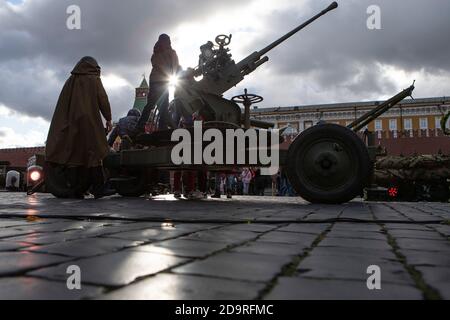 Moscou, Russie. 7 novembre 2020. Les enfants jouent sur les armes de la Seconde Guerre mondiale au musée des installations en plein air sur la place Rouge à Moscou, en Russie, le 7 novembre 2020. Le défilé célébrant le 79e anniversaire du défilé militaire en 1941 a été annulé cette année en raison de restrictions visant à arrêter la propagation de la COVID-19. Credit: Alexander Zemlianichenko Jr/Xinhua/Alay Live News Banque D'Images