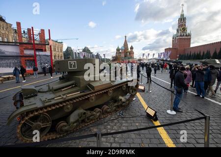 Moscou, Russie. 7 novembre 2020. Les véhicules militaires de la Seconde Guerre mondiale sont exposés au musée des installations en plein air sur la place Rouge à Moscou, en Russie, le 7 novembre 2020. Le défilé célébrant le 79e anniversaire du défilé militaire en 1941 a été annulé cette année en raison de restrictions visant à arrêter la propagation de la COVID-19. Credit: Alexander Zemlianichenko Jr/Xinhua/Alay Live News Banque D'Images