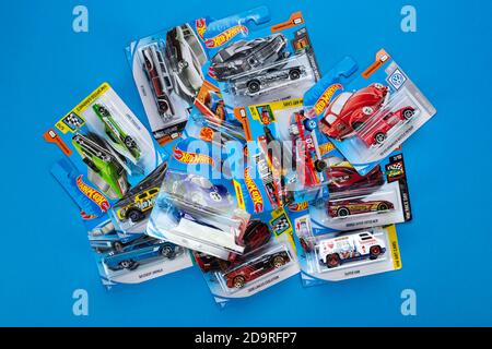 Ukraine, Kiev - février 28. 2020: Le groupe de la collection de jouets coloré de voiture sur fond bleu. Hot Wheels. Vue de dessus. Banque D'Images