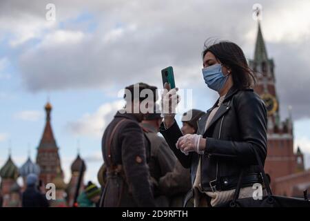 Moscou, Russie. 7 novembre 2020. Une femme portant un masque prend des photos du musée des installations en plein air sur la place Rouge à Moscou, en Russie, le 7 novembre 2020. Le défilé célébrant le 79e anniversaire du défilé militaire en 1941 a été annulé cette année en raison de restrictions visant à arrêter la propagation de la COVID-19. Credit: Alexander Zemlianichenko Jr/Xinhua/Alay Live News Banque D'Images