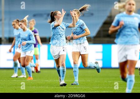 Keira Walsh de Manchester City (au centre à gauche) célèbre le troisième but de sa partie lors du match de la Super League des femmes FA au stade de l'Académie de Manchester City. Banque D'Images