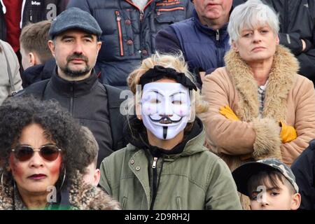 Militant portant un masque de Vendetta dans une foule de manifestants Lors d'une manifestation anti-verrouillage devant le Parlement écossais Banque D'Images