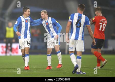 Carel Eiting de Huddersfield Town (à gauche) célèbre le premier but de son équipe avec Lewis O'Brien lors du match de championnat Sky Bet au stade John Smith, Huddersfield. Banque D'Images