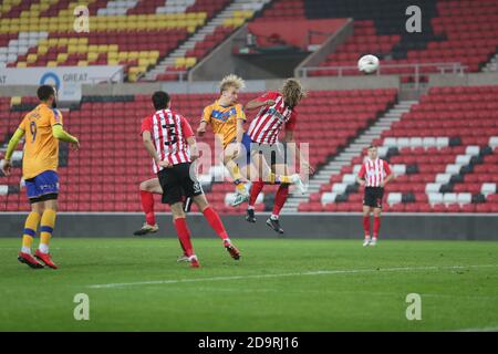 SUNDERLAND, ANGLETERRE. 7 NOVEMBRE George Lapslie dirige le premier but de Mansfield Town lors du match de la coupe FA entre Sunderland et Mansfield Town au stade de Light, Sunderland, le samedi 7 novembre 2020. (Credit: Mark Fletcher | MI News) Credit: MI News & Sport /Alay Live News Banque D'Images