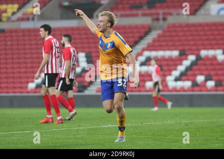 SUNDERLAND, ANGLETERRE. LE 7 NOVEMBRE, George Lapslie de Mansfield Town célèbre son premier but lors du match de la coupe FA entre Sunderland et Mansfield Town au stade de Light, Sunderland, le samedi 7 novembre 2020. (Credit: Mark Fletcher | MI News) Credit: MI News & Sport /Alay Live News Banque D'Images