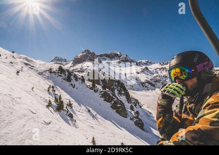 Formigal, Espagne - 23 février 2019 : vue d'un garçon dans un télésiège de la station de ski de Formigal, Pyrénées, Espagne Banque D'Images