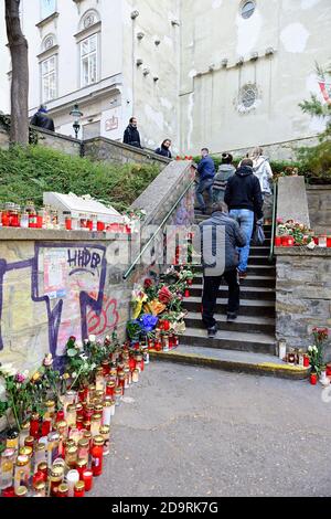 Vienne, Autriche. 7 novembre 2020. Les gens pleurent les victimes de l'attentat terroriste du 02 novembre 2020. L'image montre des fleurs et des bougies. Banque D'Images