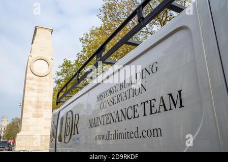 DBR Limited, équipe de conservation des bâtiments historiques Van, travaillant sur le Cenotaph à Whitehall, Londres, Royaume-Uni, en préparation pour le jour du souvenir Banque D'Images