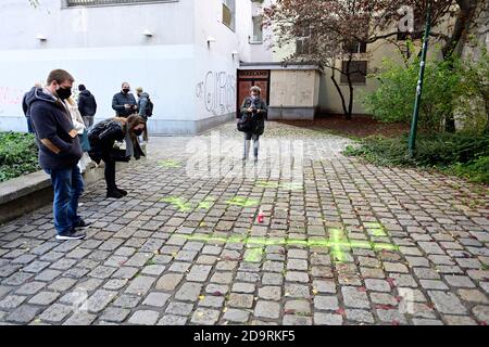 Vienne, Autriche. 7 novembre 2020. Les gens pleurent les victimes de l'attentat terroriste du 02 novembre 2020. L'image montre l'endroit où l'auteur a été tourné. Banque D'Images