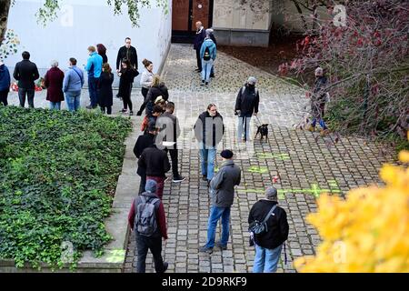 Vienne, Autriche. 7 novembre 2020. Les gens pleurent les victimes de l'attentat terroriste du 02 novembre 2020. L'image montre l'endroit où l'auteur a été tourné. Banque D'Images