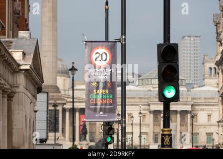 Limite de vitesse de 20 km/h à Westminster, Londres, Royaume-Uni. panneau vitesse maximale de 20 miles par heure. Whitehall, près de Trafalgar Square. Circulation apaisante Banque D'Images