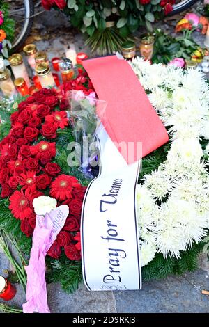 Vienne, Autriche. 7 novembre 2020. Les gens pleurent les victimes de l'attentat terroriste du 02 novembre 2020. La photo montre une couronne de fleurs avec l'inscription 'prier pour Vienne. Banque D'Images