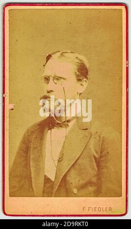 La carte de l'armoire vintage montre le portrait de l'homme d'âge moyen. La photo a été prise dans un studio de photo. Coiffure édouardienne. La photo a été prise en Australie-Hongrie Banque D'Images