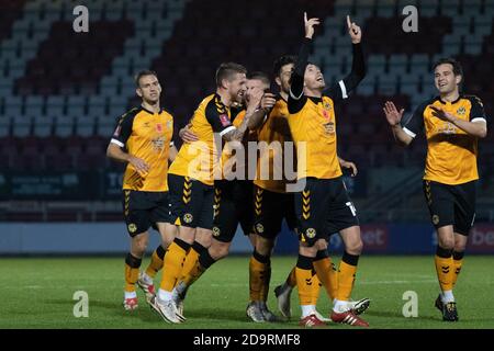 Londres, Royaume-Uni. 07th nov. 2020. Jamie Devitt, du comté de Newport (c), célèbre avec ses coéquipiers après avoir mépressé son deuxième but d'équipe. The Emirates FA Cup, 1er tour de match, Leyton Orient / Newport County au Breyer Group Stadium de Leyton, Londres, le samedi 7 novembre 2020. Cette image ne peut être utilisée qu'à des fins éditoriales. Utilisation éditoriale uniquement, licence requise pour une utilisation commerciale. Pas d'utilisation dans les Paris, les jeux ou un seul club/ligue/joueur publications.pic par crédit: Andrew Orchard sports photographie/Alamy Live News Banque D'Images