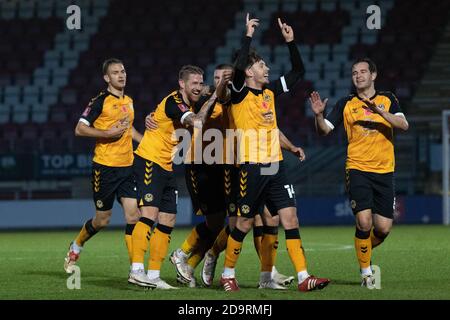 Londres, Royaume-Uni. 07th nov. 2020. Jamie Devitt, du comté de Newport (c), célèbre avec ses coéquipiers après avoir mépressé son deuxième but d'équipe. The Emirates FA Cup, 1er tour de match, Leyton Orient / Newport County au Breyer Group Stadium de Leyton, Londres, le samedi 7 novembre 2020. Cette image ne peut être utilisée qu'à des fins éditoriales. Utilisation éditoriale uniquement, licence requise pour une utilisation commerciale. Pas d'utilisation dans les Paris, les jeux ou un seul club/ligue/joueur publications.pic par crédit: Andrew Orchard sports photographie/Alamy Live News Banque D'Images