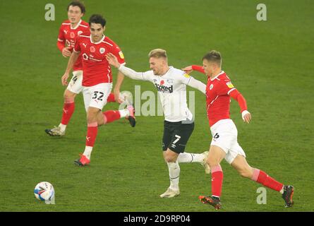 Kamil Jozwiak du comté de Derby (au centre) et Mads Andersen de Barnsley (à droite) se livrent à des combats pour le ballon lors du match de championnat Sky Bet au Pride Park Stadium, Derby. Banque D'Images