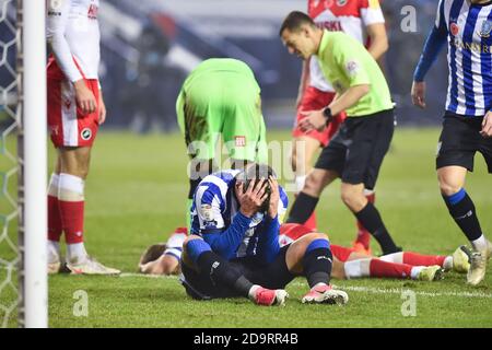 SHEFFIELD, ANGLETERRE. 7 NOVEMBRE Callum Paterson de Sheffield mercredi après avoir affronté des têtes avec Shaun Hutchinson de Millwall lors du match de championnat Sky Bet entre Sheffield mercredi et Millwall à Hillsborough, Sheffield, le samedi 7 novembre 2020. (Credit: Pat Scaasi| MI News) Credit: MI News & Sport /Alay Live News Banque D'Images