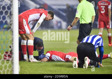 SHEFFIELD, ANGLETERRE. 7 NOVEMBRE Shaun Hutchinson de Millwall après avoir affronté des têtes avec Callum Paterson de Sheffield mercredi pendant le match du championnat Sky Bet entre Sheffield mercredi et Millwall à Hillsborough, Sheffield le samedi 7 novembre 2020. (Credit: Pat Scaasi| MI News) Credit: MI News & Sport /Alay Live News Banque D'Images