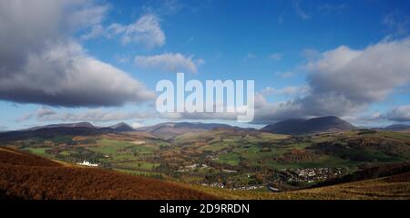 Panorama de l'Atholl de Blair et du château de Blair depuis la colline de Tulach, en Écosse Banque D'Images