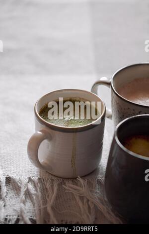 Trois tasse de cacao avec lait de coco. Concept de boisson confortable pour les vacances d'hiver Banque D'Images