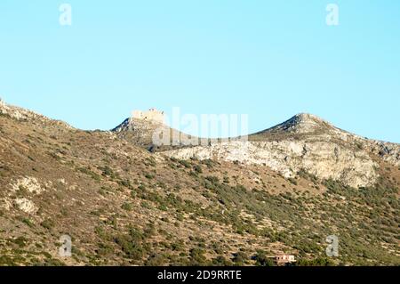 Paysage aride de l'île de Favignana près de la côte de la Sicile dans la mer Méditerranée. Au sommet des collines du château de Santa Caterina Banque D'Images