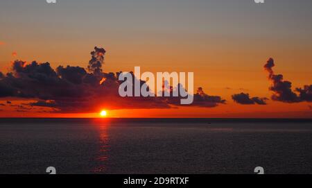 Coucher de soleil sur la mer ligurienne, Imperia, Italie Banque D'Images