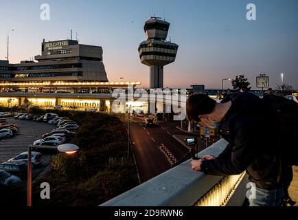 Berlin, Allemagne. 07th nov. 2020. Un visiteur photographie l'aéroport de Tegel le dernier jour d'opérations régulières. Le dernier vol cérémonial est prévu pour 8.11. Credit: Fabian Sommer/dpa/Alay Live News Banque D'Images