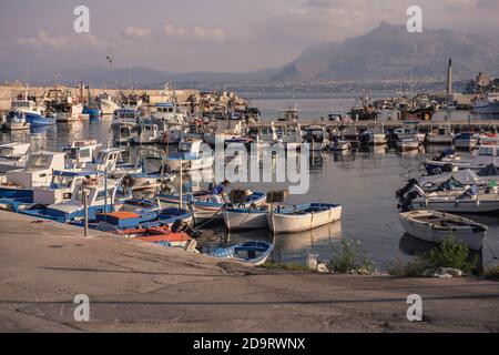 Magnifique paysage de coucher de soleil montrant des bateaux amarrés dans le port de Porticello à Sicile Banque D'Images