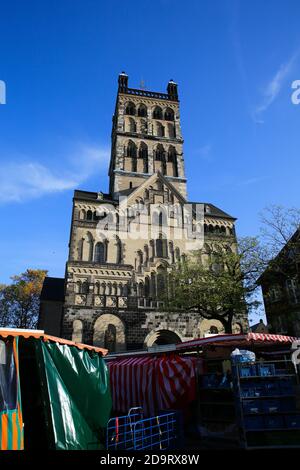 Neuss, Allemagne - novembre 7. 2020: Vue sur la place sur la basilique catholique romaine Quirinus avec arbres aux couleurs de l'automne Banque D'Images