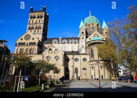 Neuss, Allemagne - novembre 7. 2020: Vue sur la place sur la basilique catholique romaine Quirinus avec arbres aux couleurs de l'automne Banque D'Images