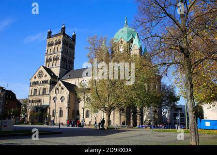 Neuss, Allemagne - novembre 7. 2020: Vue sur la place sur la basilique catholique romaine Quirinus avec arbres aux couleurs de l'automne Banque D'Images