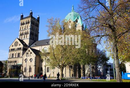 Neuss, Allemagne - novembre 7. 2020: Vue sur la place sur la basilique catholique romaine Quirinus avec arbres aux couleurs de l'automne Banque D'Images