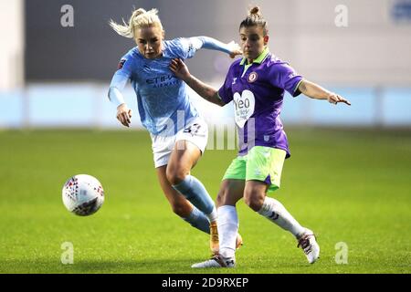 Alex Greenwood de Manchester City est en compétition pour possession avec Bristol CityÕs Carla Humphrey (à droite) lors du match de Super League féminin de la FA au stade de l'Académie de Manchester City. Banque D'Images