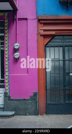 Deux maisons colorées du quartier de Coyoacan Banque D'Images