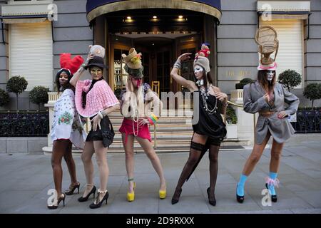 Londres, Royaume-Uni. 07th nov. 2020. Les modèles présentent la collection Pierre Garroudi lors du flash mob Fashion show dans le centre de Londres. Crédit : SOPA Images Limited/Alamy Live News Banque D'Images