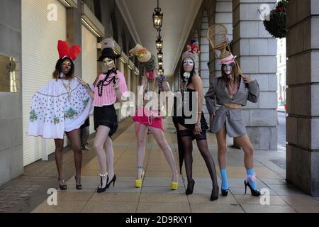 Londres, Royaume-Uni. 07th nov. 2020. Les modèles présentent la collection Pierre Garroudi lors du flash mob Fashion show dans le centre de Londres. Crédit : SOPA Images Limited/Alamy Live News Banque D'Images