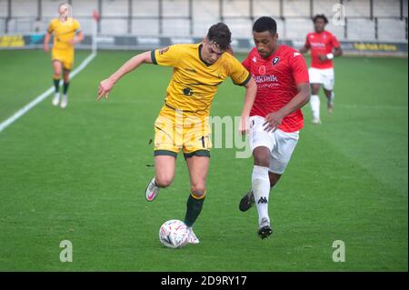 SALFORD, ANGLETERRE. 7 NOVEMBRE Josh MacDonald du Hartlepool Utd FC sous la pression d'Ibou Touray du Salford City FC lors du match de la coupe FA entre Salford City et Hartlepool United à Moor Lane, Salford, le samedi 7 novembre 2020. (Credit: Ian Charles | MI News) Credit: MI News & Sport /Alay Live News Banque D'Images