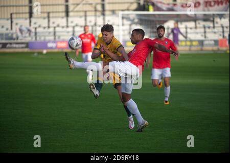 SALFORD, ANGLETERRE. 7 NOVEMBRE Josh MacDonald de Hartlepool Utd FC est bloqué d'obtenir le ballon par Ibou Touray de Salford City FC lors du match de la coupe FA entre Salford City et Hartlepool United à Moor Lane, Salford le samedi 7 novembre 2020. (Credit: Ian Charles | MI News) Credit: MI News & Sport /Alay Live News Banque D'Images