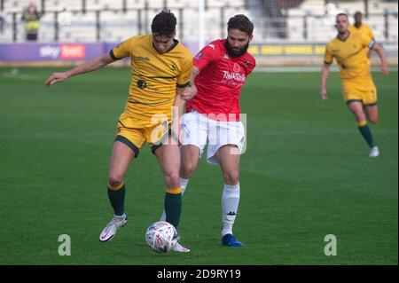 SALFORD, ANGLETERRE. 7 NOVEMBRE Josh MacDonald du Hartlepool Utd FC est attaqué par Jordan Turnbull du Salford City FC lors du match de la coupe FA entre Salford City et Hartlepool United à Moor Lane, Salford, le samedi 7 novembre 2020. (Credit: Ian Charles | MI News) Credit: MI News & Sport /Alay Live News Banque D'Images