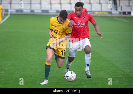 SALFORD, ANGLETERRE. 7 NOVEMBRE Josh MacDonald du Hartlepool Utd FC sous la pression d'Ibou Touray du Salford City FC lors du match de la coupe FA entre Salford City et Hartlepool United à Moor Lane, Salford, le samedi 7 novembre 2020. (Credit: Ian Charles | MI News) Credit: MI News & Sport /Alay Live News Banque D'Images