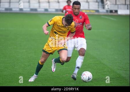 SALFORD, ANGLETERRE. 7 NOVEMBRE Josh MacDonald du Hartlepool Utd FC sous la pression d'Ibou Touray du Salford City FC lors du match de la coupe FA entre Salford City et Hartlepool United à Moor Lane, Salford, le samedi 7 novembre 2020. (Credit: Ian Charles | MI News) Credit: MI News & Sport /Alay Live News Banque D'Images